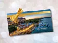 Złota karta Gołębiewski jak otrzymać? Voucher na pobyt w Hotelu Gołębiewski Mikołajki, ozdobiony złotą wstążką.