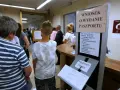 Kolejka do biura paszportowego w Opolu. Ludzie czekają na złożenie wniosku o wydanie paszportu.