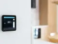 Schermo di un termostato wireless che mostra 22°C e 26% umidità. Illustra come funziona per un comfort ottimale.