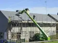 Jak wejść na dach z dachówki bezpiecznie i uniknąć niebezpieczeństw