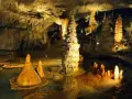 Niesamowite jaskinie Słowacja przy granicy. Stalagmity i stalaktyty tworzą bajkowy krajobraz, odbijając się w wodzie.