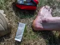 Un pansement à portée de main pour éviter les ampoules au pied. Une trousse de premiers secours rouge est visible.