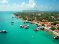 Turkusowa woda, łodzie i domy z czerwonymi dachami tworzą malowniczy widok. Czy Zanzibar to kraj? To archipelag, który jest częścią Tanzanii.