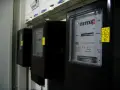 Trzy liczniki energii elektrycznej, jeden z nich pokazuje 3104577 kWh, czyli zużycie energii.