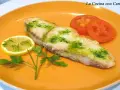 Marrajo a la plancha con perejil y limón, acompañado de rodajas de tomate fresco.