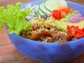 Kolorowy Poke Bowl przepis: ryż, sałata, awokado, ogórek, pomidor, cebula i pikantna papryczka.