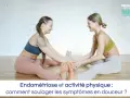 Deux femmes souriantes font du yoga. L'image aborde l'endométriose et le sport, suggérant des exercices doux pour soulager les symptômes.