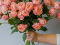 Bukiet różowych róż, których ilość znaczenie ma w wyrażaniu uczuć. Delikatne płatki i zielone liście tworzą romantyczną kompozycję.