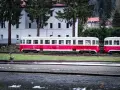 Kolej izerska wita pasażerów. Czerwono-białe wagony czekają na turystów, którzy kupią bilety na malowniczą podróż.