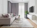 Elegancki salon z sofą i stolikiem kawowym, gdzie **modern classic** styl łączy się z przytulnością.