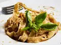 Wide tagliatelle z parmezanem i bazylią, kuszące aromatem, który zdradza, jaki smak ma trufla.