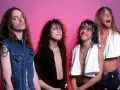 Cliff Burton, basista Metalliki, zginął tragicznie w wypadku autobusowym. Na zdjęciu z zespołem, tuż przed tragicznym wydarzeniem.
