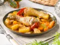 Guiso de pollo con patatas, zanahorias y pimientos en salsa.