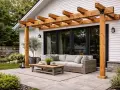 En mysig uteplats med en vacker träpergola med tak, soffgrupp och kaffebord. Perfekt för att bygga pergola med tak och njuta av sommaren.