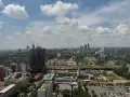 Widok na nowoczesne kenia miasta z drapaczami chmur i zielonymi parkami.