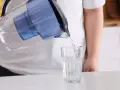 Przelewam wodę z dzbanka filtrującego do szklanki. Zastanawiasz się, gdzie wyrzucić filtr do wody?