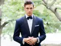 Uomo con smoking blu scuro, papillon e fazzoletto bianco. Il colore abito padre dello sposo è elegante e raffinato.