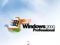 Logo Microsoft Windows 2000 Professional na tle błękitnego nieba z chmurami.