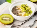 Miseczka z owsianką, bananem, kiwi i nasionami chia. Choć płatki owsiane zapychają jelita, ta wersja jest pyszna i zdrowa.