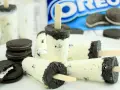 Leckeres Oreo Eis selber machen: Cremiges Eis mit zerkleinerten Keksen und einem Schoko-Rand. Perfekt für den Sommer!