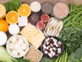 Sery, jogurty, mleko, ryby, fasola, brokuły i inne warzywa liściaste – to naturalne produkty bogate w wapń, niezbędne dla mocnych kości.