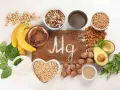 Magnesiumreiche Lebensmittel wie Bananen, Nüsse und Spinat können Frauen in den Wechseljahren unterstützen.