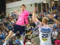 Piłkarz Wisły Płock w skoku do rzutu, broni go zawodnik z Magdeburga.