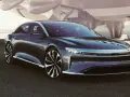 Ciemny sedan Lucid Air na tle samolotu.