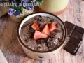 Delizioso chia pudding al cioccolato con fragole fresche e scaglie di cioccolato, pronto per essere gustato.