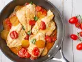 Deliziosi secondi di pesce in padella con pomodorini e patate, guarniti con prezzemolo fresco.