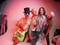 Les membres de Red Hot Chili Peppers posent ensemble, un groupe de rock iconique.