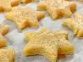 Gwiazdkowe ciasteczka gotowe do pieczenia. Idealny przepis na ciastka dla każdego.