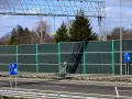 Znak informuje o odcinkowym pomiarze prędkości. Uważaj na drogach, by nie dostać mandatu.
