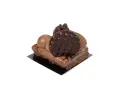 Pastel de chocolate con varias texturas: una esfera de chocolate, un disco decorado y cacao en polvo.