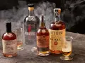 Flaschen mit Whisky, darunter "Brimstone" und "Pine Barrens" mit rauchigem Aroma, das von peated malt stammt.