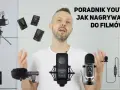 Mężczyzna prezentuje sprzęt do nagrywania dźwięku, w tym mikrofony i nadajniki. Widać też telefon z mikrofonem na statywie, sugerując nagrywanie głosu do filmów za pomocą dyktafonu w telefonie.