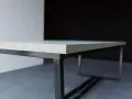 En stilren betongskiva på ett svart metallunderrede. Ytan är behandlad för att impregnera betongskivan och skydda den.