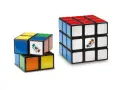 Två Rubiks kuber, en liten 2x2 och en klassisk 3x3, står sida vid sida.