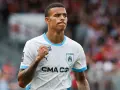 Mason Greenwood celebra un gol con el Marsella, con el puño en alto y una mirada de determinación.