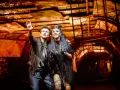 Para, która na scenie shows, że "we will rock you".
