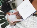 Babywindeln, die mehr als nur trocken werden. Hautfreundlich, stilvoll und bequem für Tag und Nacht.