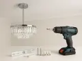 Comment fixer un lustre au plafond avec crochet : perceuse, vis, chevilles, connecteurs et un beau lustre en cristal.