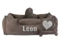 Miękkie, brązowe legowisko dla buldoga angielskiego Leona z sercem "Sweet Dreams" i zabawną kością.