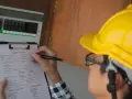 Kto wykonuje przegląd techniczny budynku i jakie ma uprawnienia?