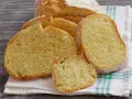 Fette di pane di semola dorato, con la crosta croccante e la mollica soffice, su un canovaccio a righe.