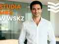 Uśmiechnięty mężczyzna w białej koszuli, promujący studia MBA w WSKZ.