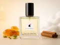 Elegancka butelka perfum z nutami kardamonu i cynamonu, sugerująca bogaty zapach piżma.