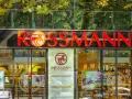 Na szyldzie Rossmann widać napis "ROSSMANN". W oknie drogerii jest informacja, że w Rossmannie można drukowac zdjęcia.