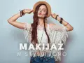 Kobieta w kapeluszu i koronkowym topie, z mnóstwem bransoletek, prezentuje makijaż boho.