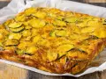 Una dorata frittata di zucchine, cotta alla perfezione, pronta per essere gustata.